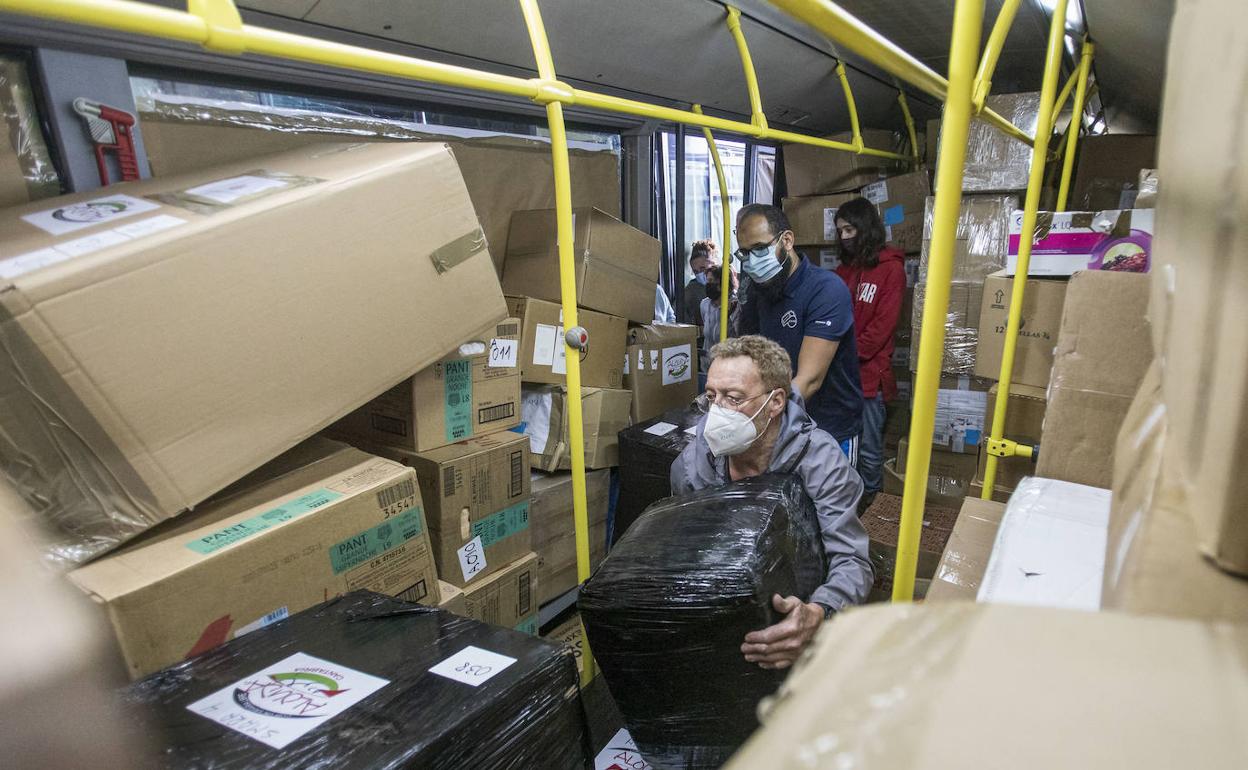 Dos autobuses cargados «de suelo a techo» de solidaridad