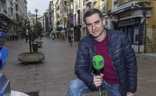 El periodista Javier Barbero, de Onda Cero Cantabria, en Santander.