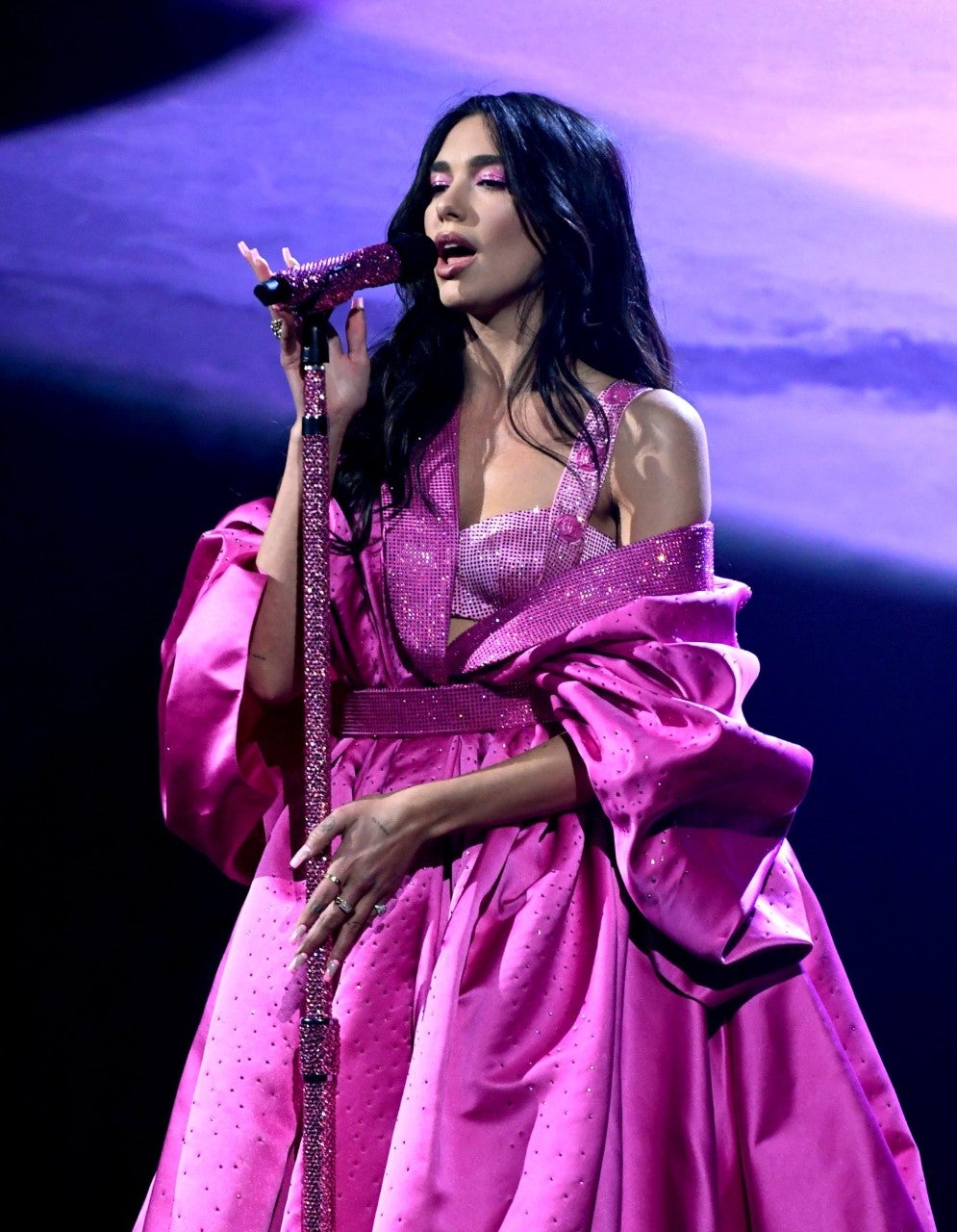 Y para el look de su actuación apostó primero un vestido rosa fucsia maravilloso que se quitó para cantar 'Don't star now'.