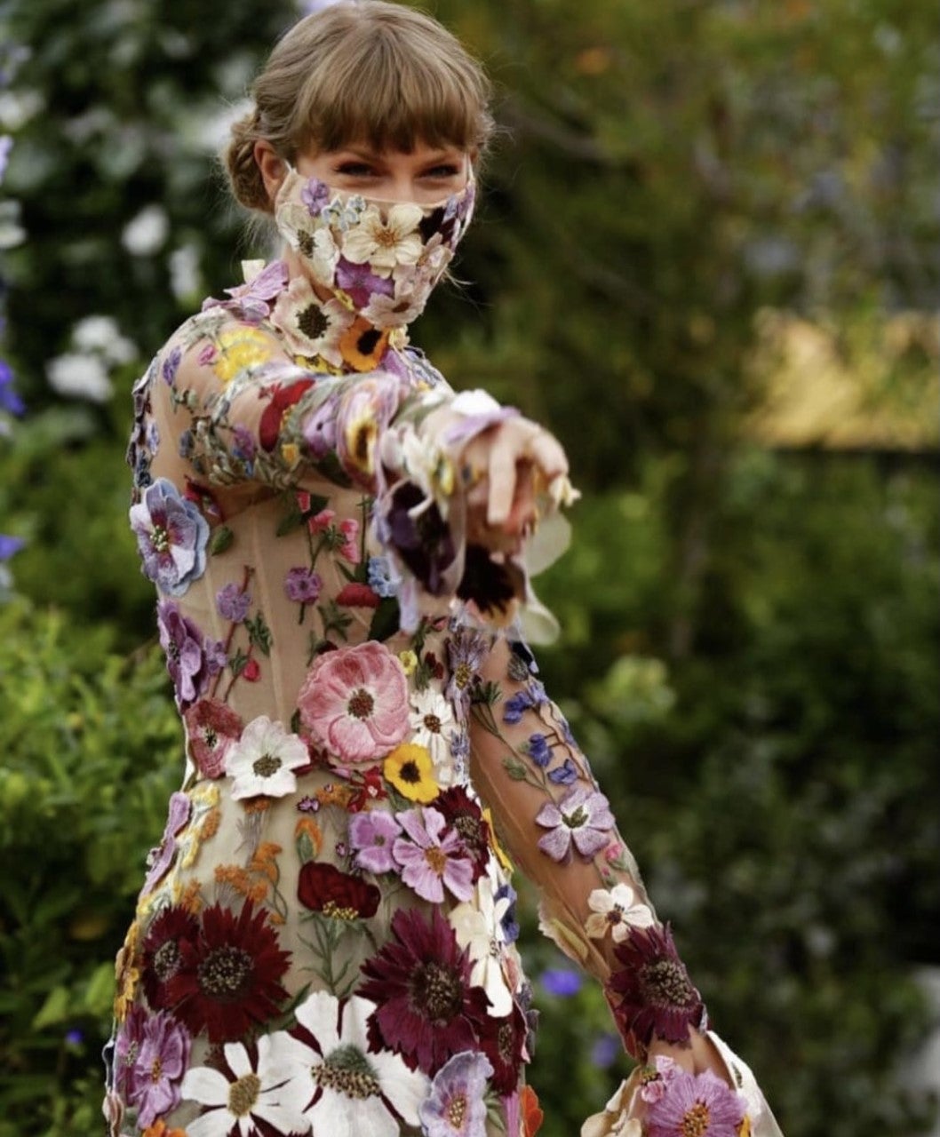 La cantante lució un minivestido repleto de flores bordadas con su mascarilla a juego. 