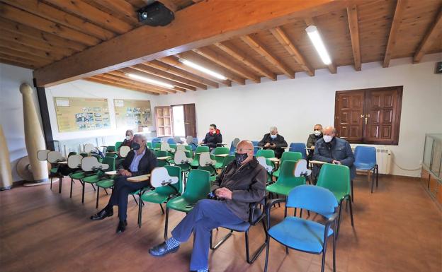 Imagen principal - La asamblea de la Cántabra rechaza la promoción de descenso en la Apebol