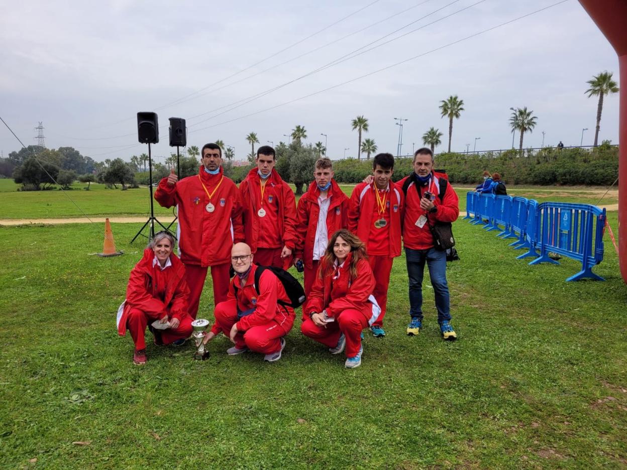 La expedición cántabra que viajó al Nacional de Sevilla.