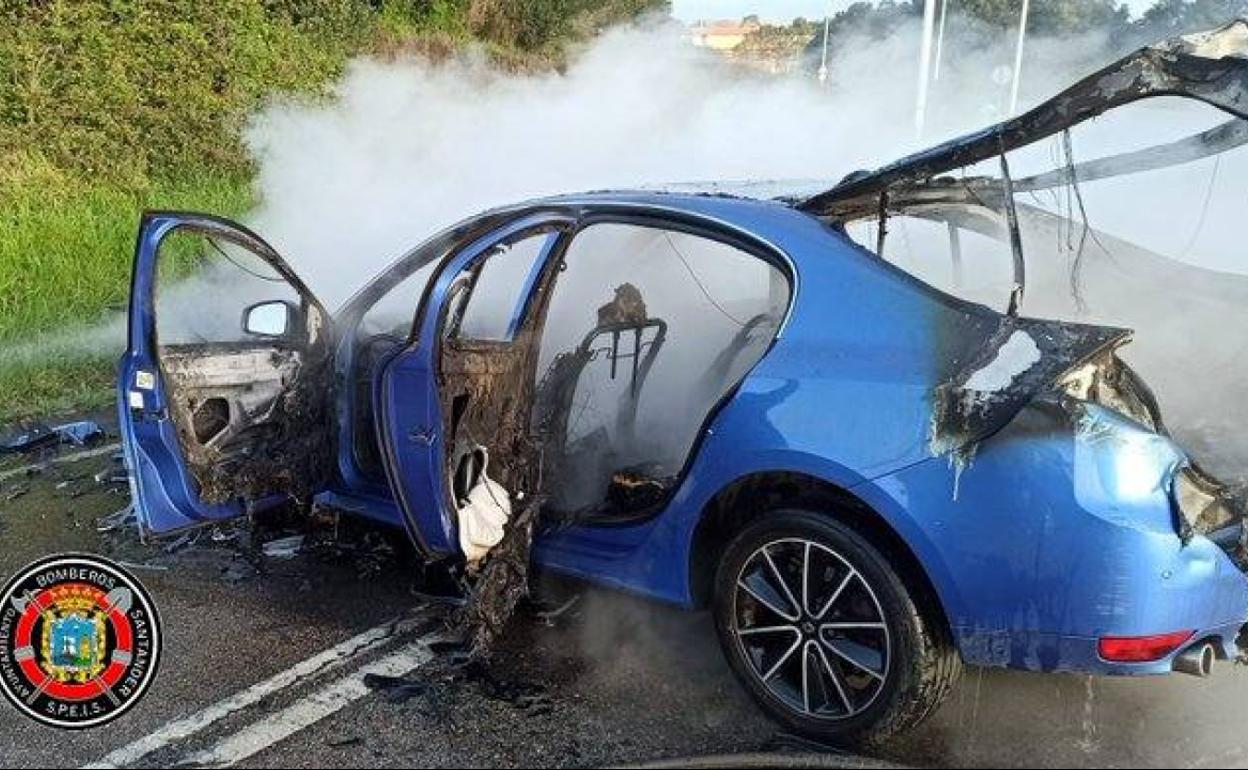 Herida tras la colisión de dos coches y el incendio de uno de ellos en Bezana