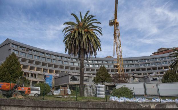 La Pereda ha renovado su fachada, que ahora es de zinc, y enfila el final de las intervenciones. 