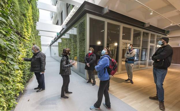 Un grupo contempla el jardín vertical durante una de las visitas de este lunes en el centro cívico de Castilla-Hermida