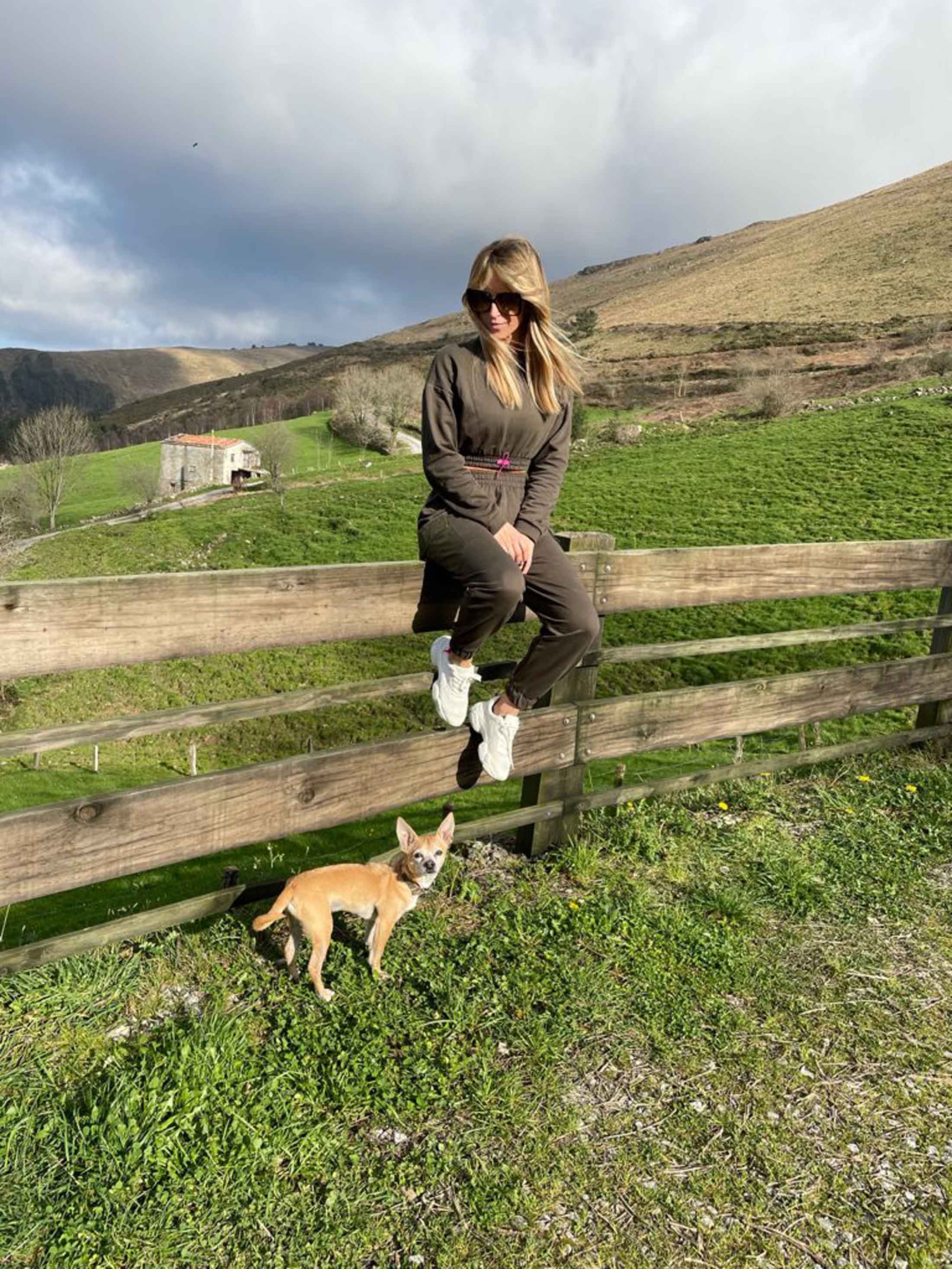 Sí, aunque alguna persona lo dudara, sé bajarme de los tacones y con unas deportivas vivir felizmente de esta Cantabria nuestra. Hay tantos pueblos que visitar, con alojamientos con encanto y ya si tienes a tu mascota contigo... ¡A Gucci le encanta viajar!