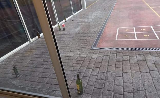 Cien jóvenes de botellón en el patio de un colegio se dan a la fuga al llegar la Policía