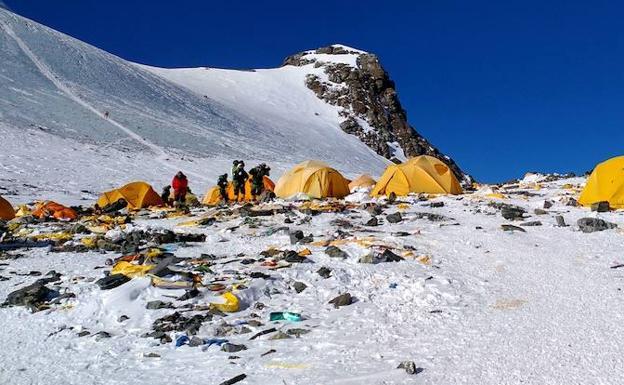 Galería. En la actualidad, los excrementos de los alpinistas del campo base se transportan hasta el pueblo más cercano, a una hora a pie, donde se tiran en zanjas. 