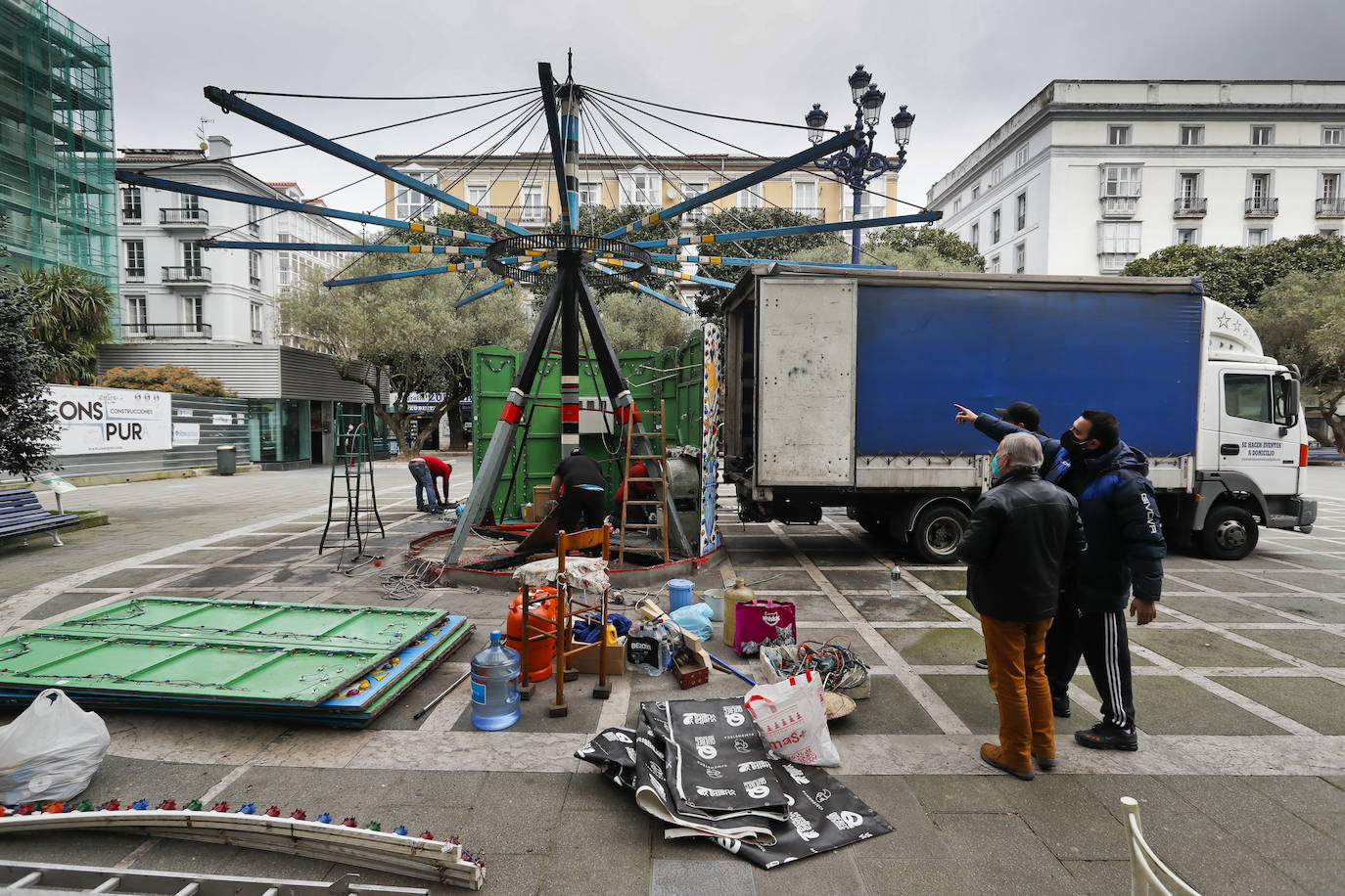 Este martes se ha retirado por completo la estructura del tiovivo de la plaza Pombo 