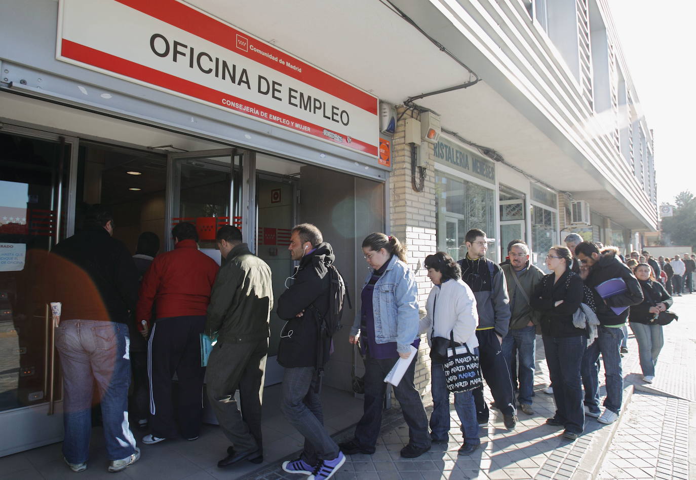 Cola en una oficina de empleo. 