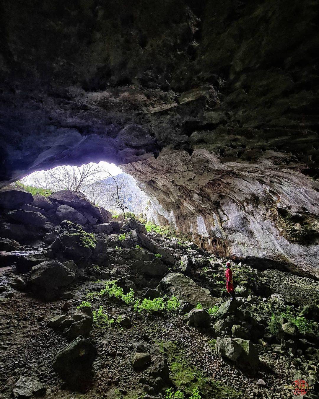 Descender un rápel de 15 metros, descubrir las salas de los 'fantasmas', los 'lapiceros' y los 'espejos' es una de las experiencias más emocionantes que he vivido a 45 minutos de Santander. Os recomiendo que siempre contratéis a un experto para disfrutar con seguridad