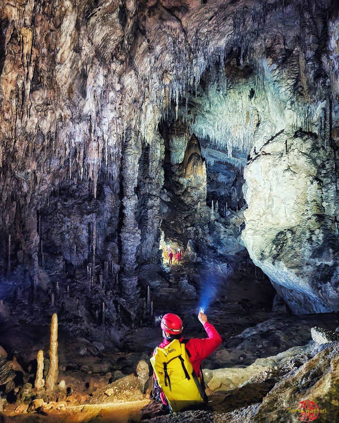 Descender un rápel de 15 metros, descubrir las salas de los 'fantasmas', los 'lapiceros' y los 'espejos' es una de las experiencias más emocionantes que he vivido a 45 minutos de Santander. Os recomiendo que siempre contratéis a un experto para disfrutar con seguridad