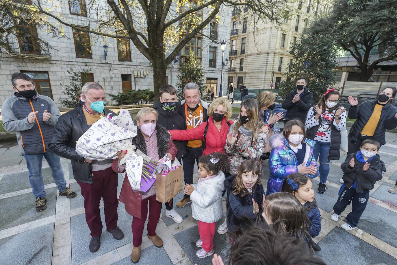 María Amparo y José Antonio, junto amigos y familiares que este miércoles les dieron una despedida en la Plaza de Pombo.