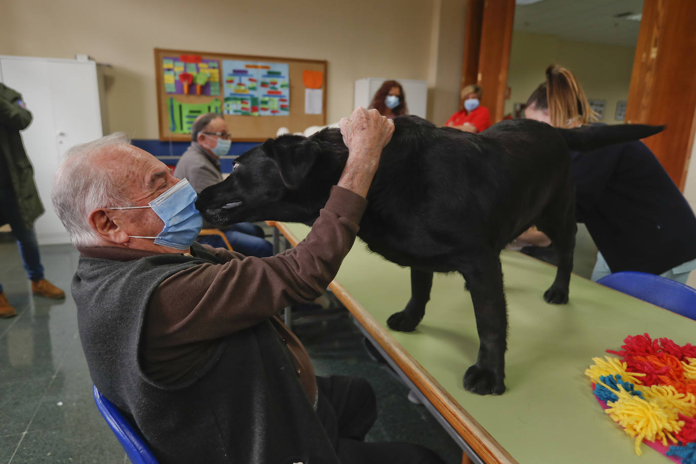 La residencia retoma la terapia con los animales del Centro Canino Besaya tras paralizar durante un año todas las actividades 