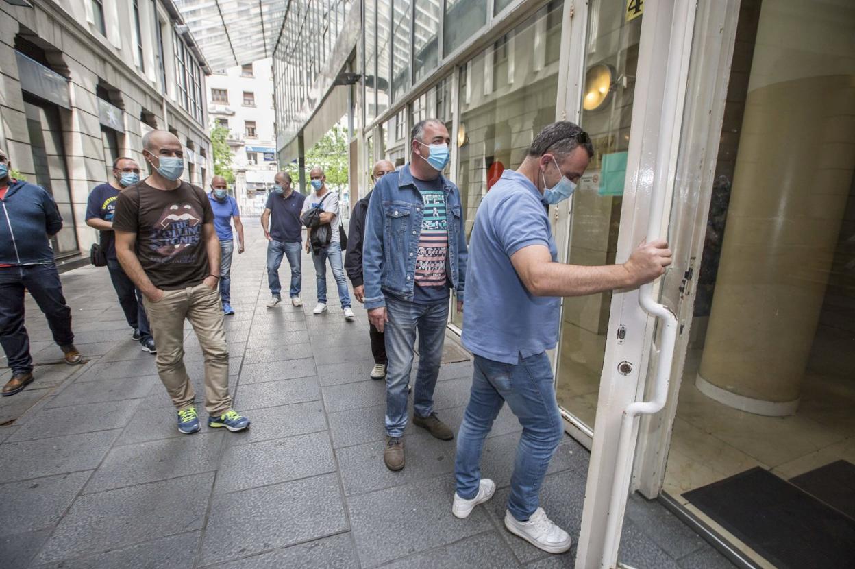 Miembros del comité de SEG, el pasado 14 de junio entrando al Orecla para cerrar un acuerdo de futuro y desconvocar una huelga. 