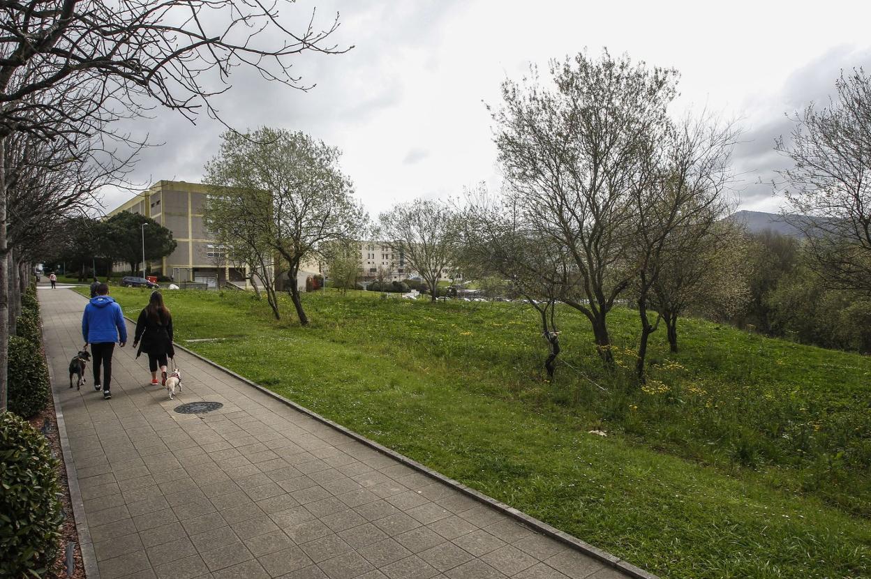 Parcela, a la derecha, junto al Bulevar Ronda y el campus universitario, donde se proyecta construir la piscina. luis palomeque