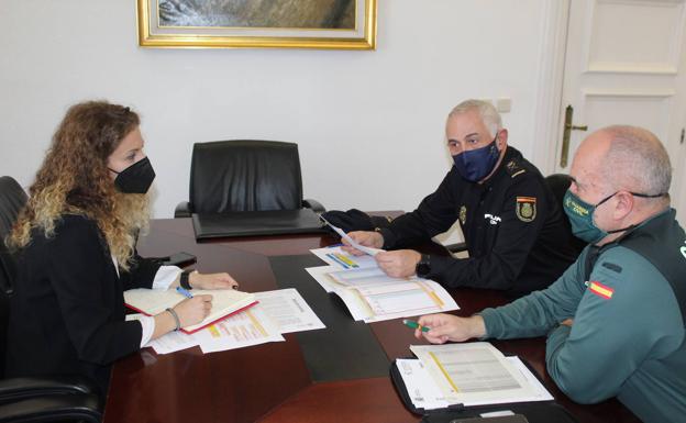 La delegada del Gobierno, reunida con el jefe superior de Policía y con el coronel jefe de la Guardia Civil.