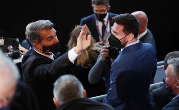 Joan Laporta, junto a Leo Messi durante su toma de posesión. 