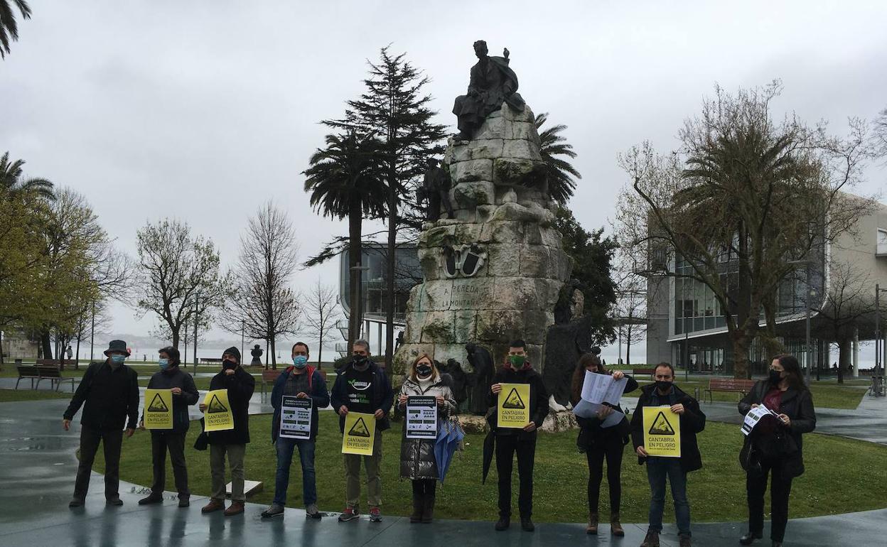 Representantes de la plataforma, este miércoles en Santander.