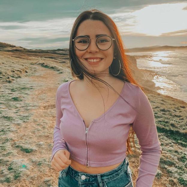 La 'influencer' y su sonrisa de felicidad.