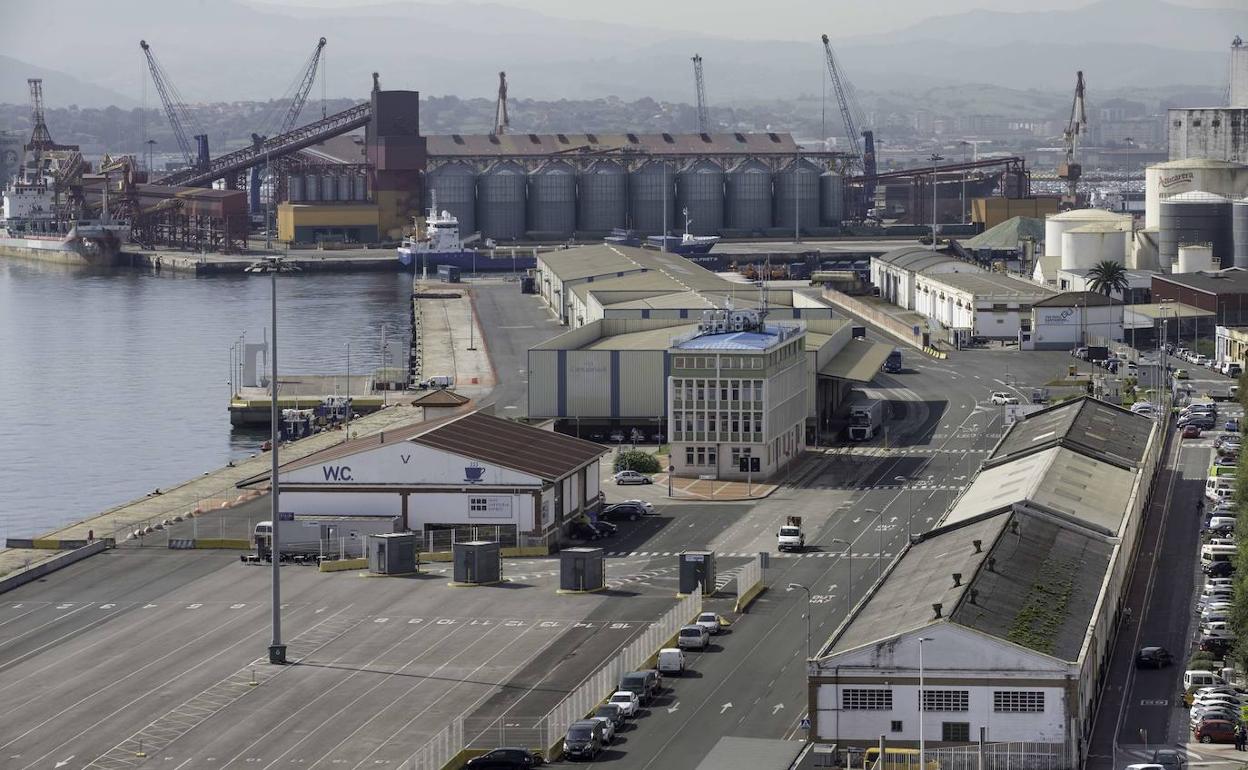 A la derecha de la imagen, las naves que se derribarán para dar continuidad al paseo marítimo.