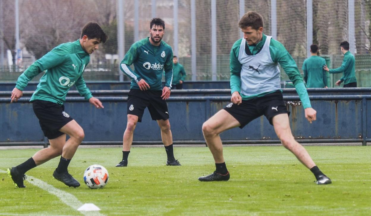 Riki conduce la pelota en el entrenamiento de ayer en La Albericia ante Bernardo Matic y con Jon Ander al fondo. 