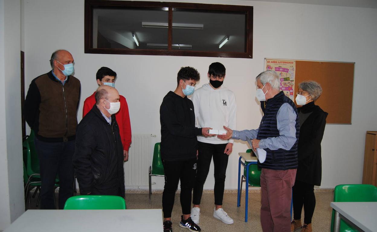 Alumnos del IES Meruelo hacen entrega del donativo a representantes de Cáritas Santoña.