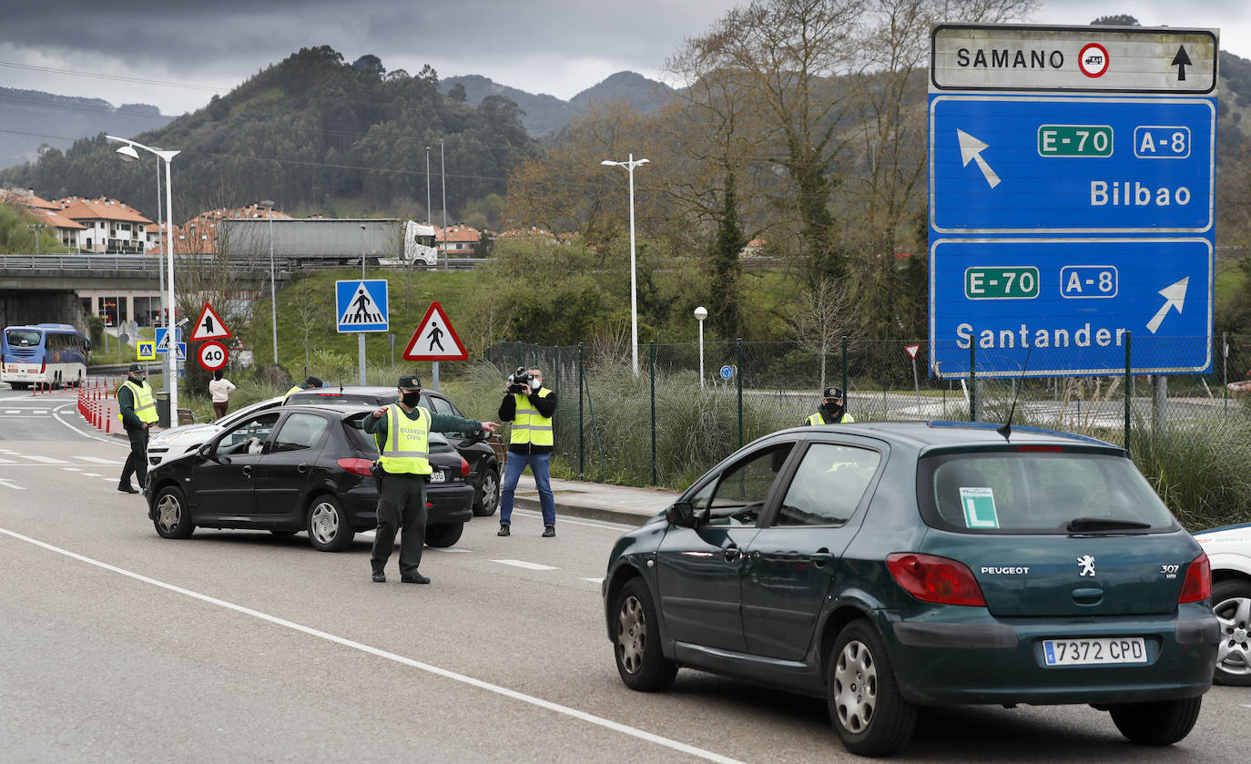 Controles de la Guardia Civil y la Policía Nacional para hacer cumplir el cierre perimetral de Cantabria.