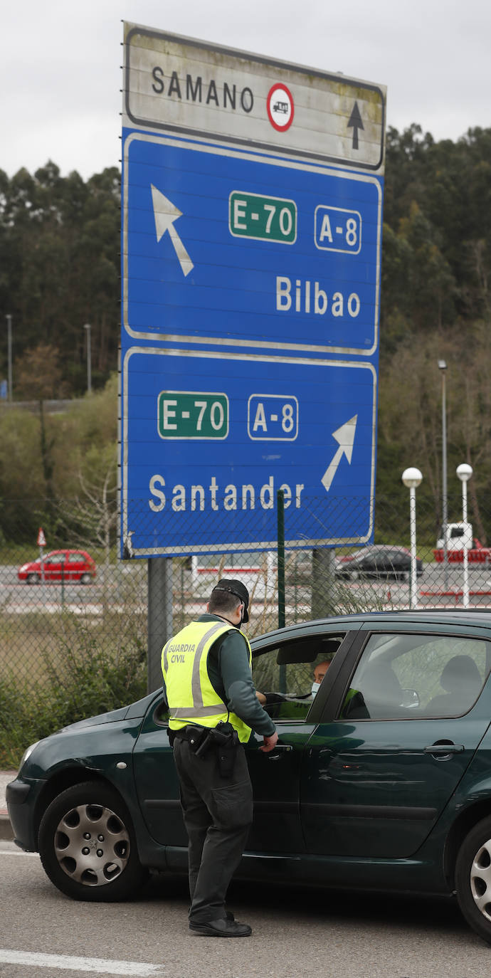 Controles de la Guardia Civil y la Policía Nacional para hacer cumplir el cierre perimetral de Cantabria.