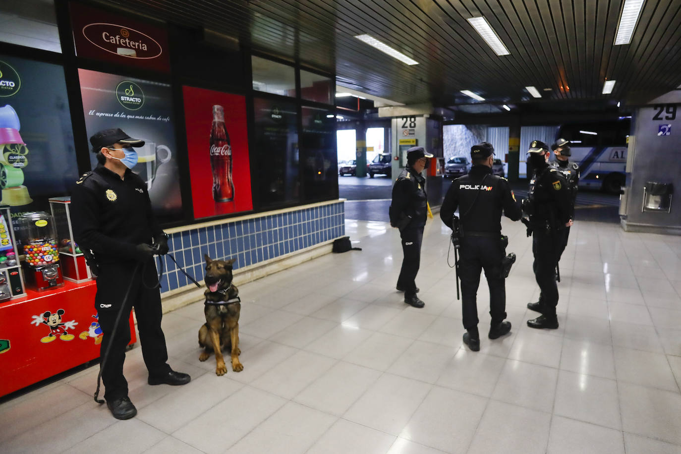 Controles de la Guardia Civil y la Policía Nacional para hacer cumplir el cierre perimetral de Cantabria.