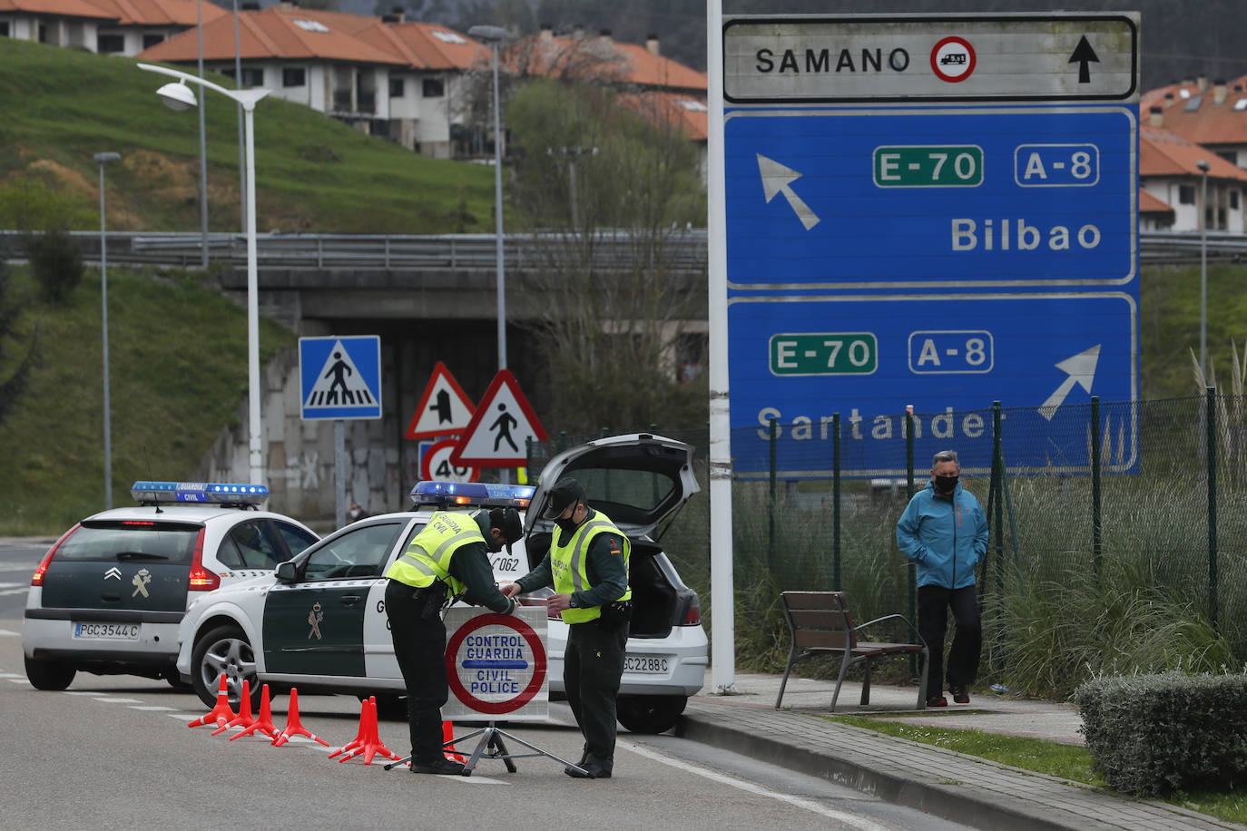 Controles de la Guardia Civil y la Policía Nacional para hacer cumplir el cierre perimetral de Cantabria.