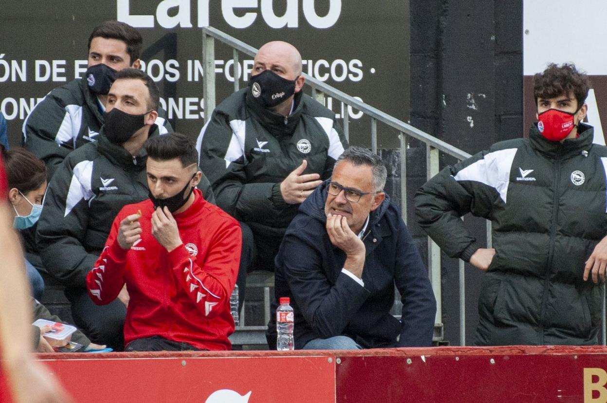 Calleja observa desde la grada el encuentro del pasado sábado entre el Laredo y el Alavés B. 