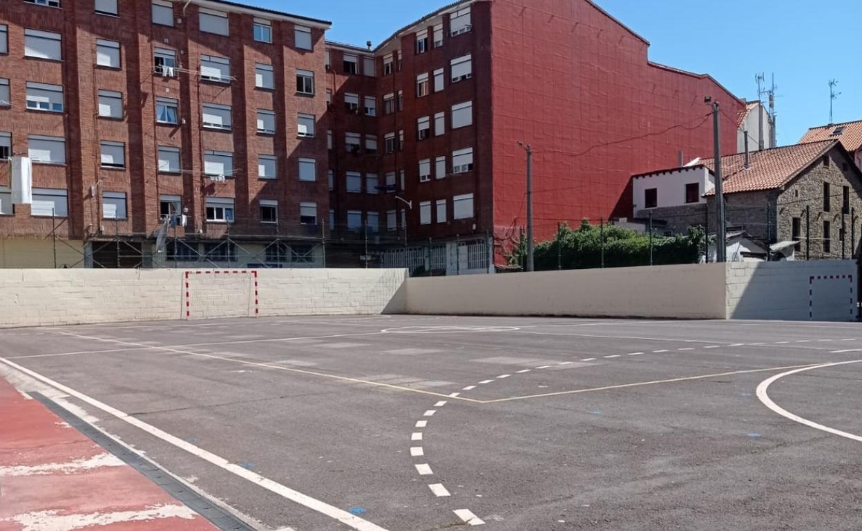 Aspecto del patio del colegio Miguel Hernández, en Castro.