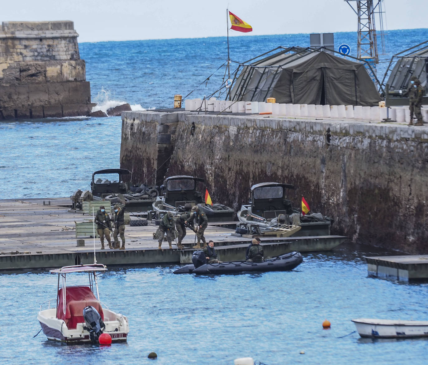 El Regimiento de Pontoneros Número 12 del Ejército de Tierra, de maniobras en Castro Urdiales