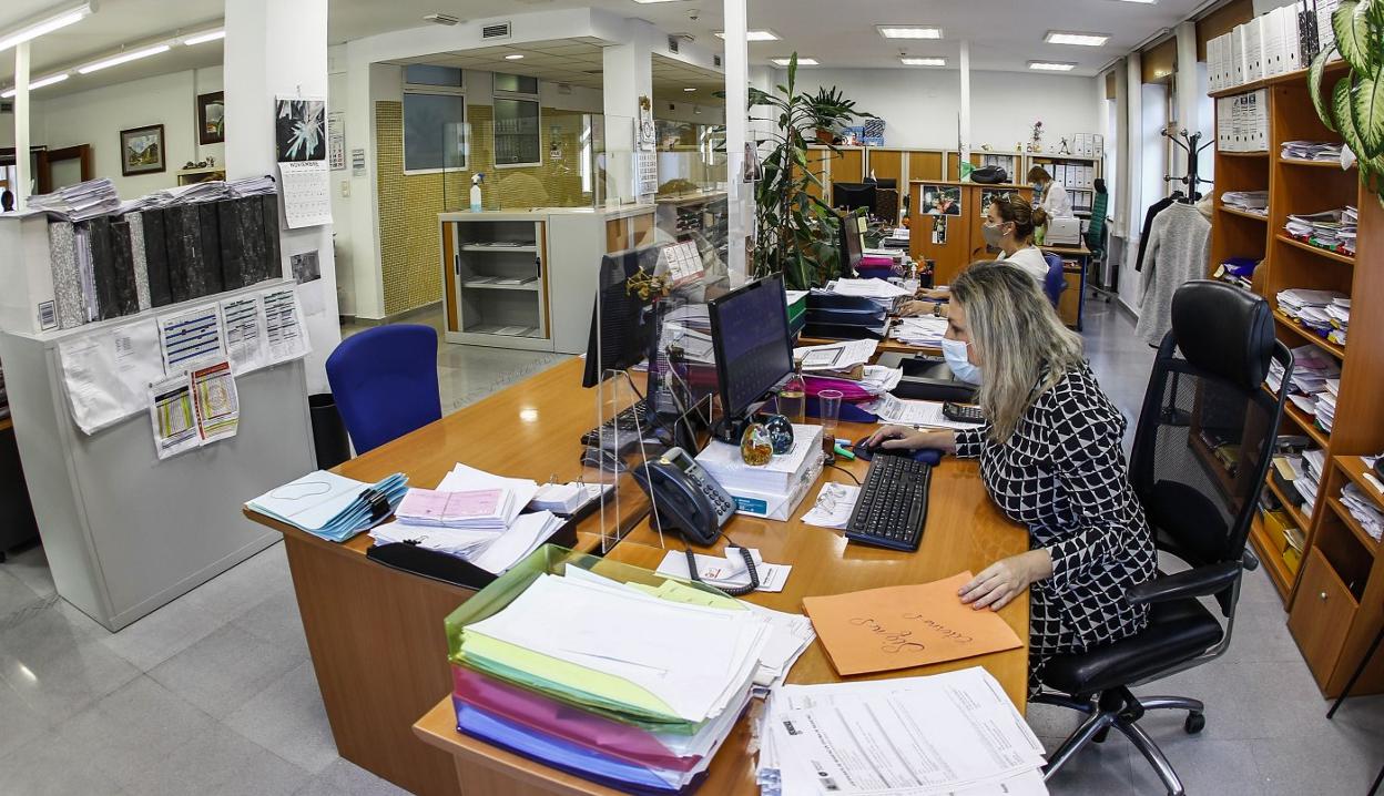 Trabajadores municipales en las oficinas de la plaza Baldomero Iglesias. 