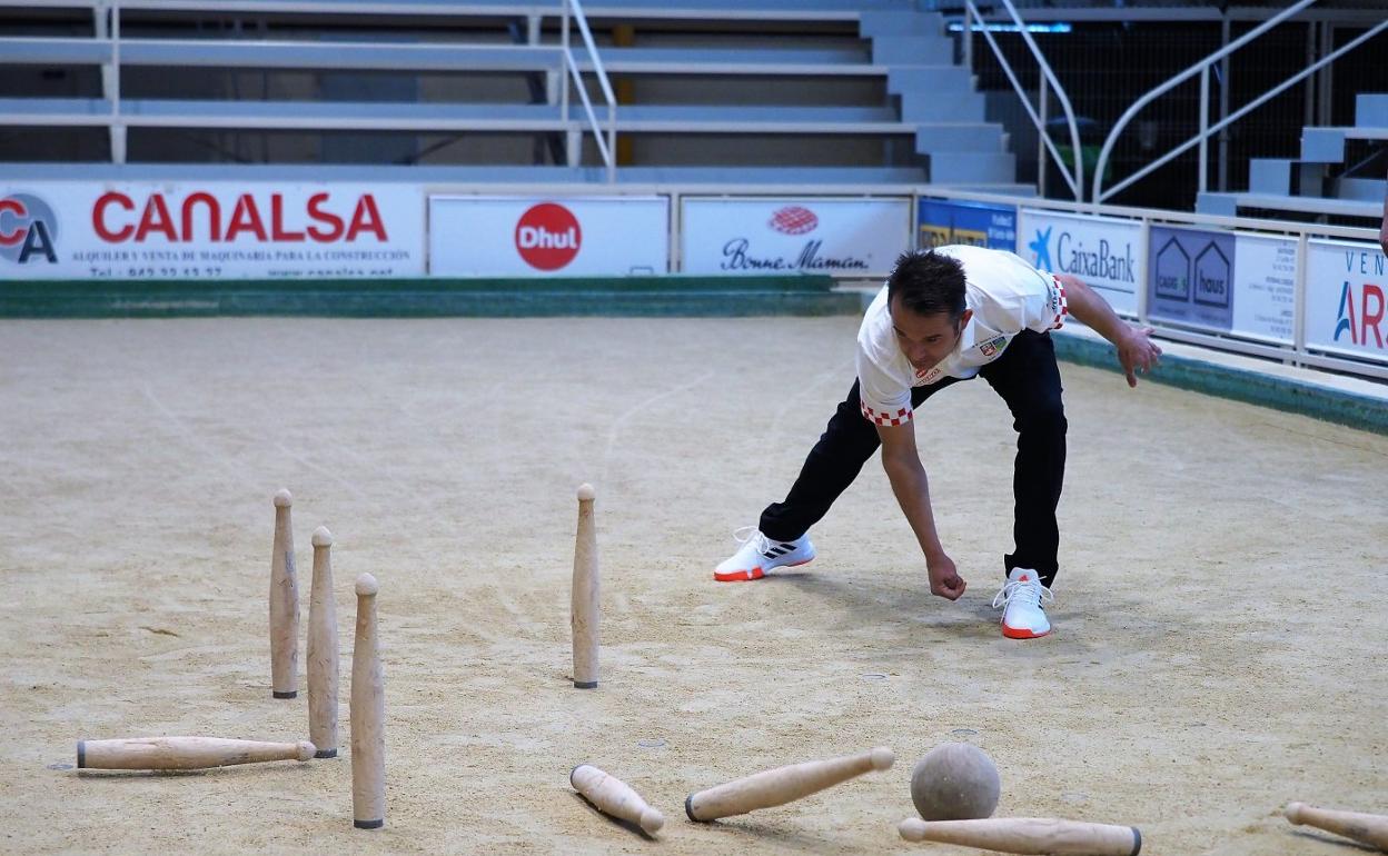 Óscar González, flamante fichaje de Andros, birla en su primer entrenamiento con la peña de Las Fraguas.