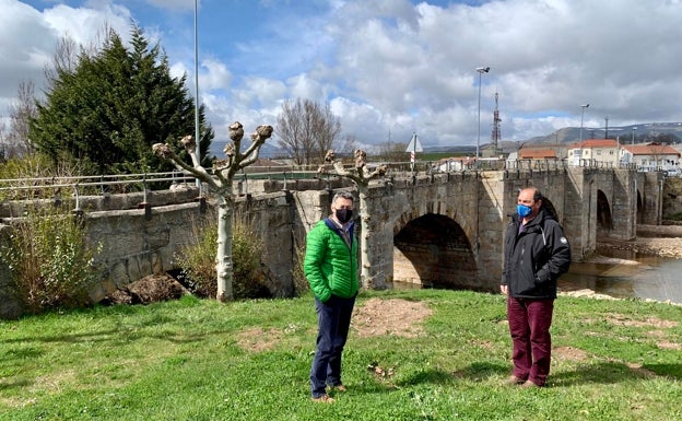 El alcalde y el concejal de Obras Públicas, junto al puente de Matamorosa