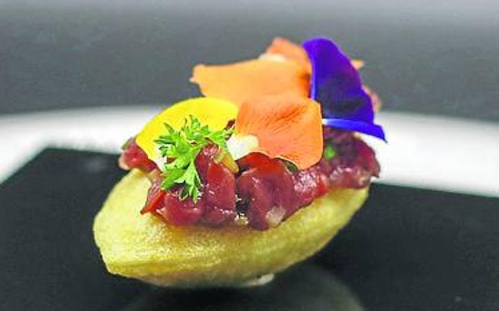 Galería. Mejor pincho o snack. Kevin Menéndez, IESPeñacastillo. Patata sufflé rellena de una espuma de queso Bejes-Tresviso aireado con un tartar picante.