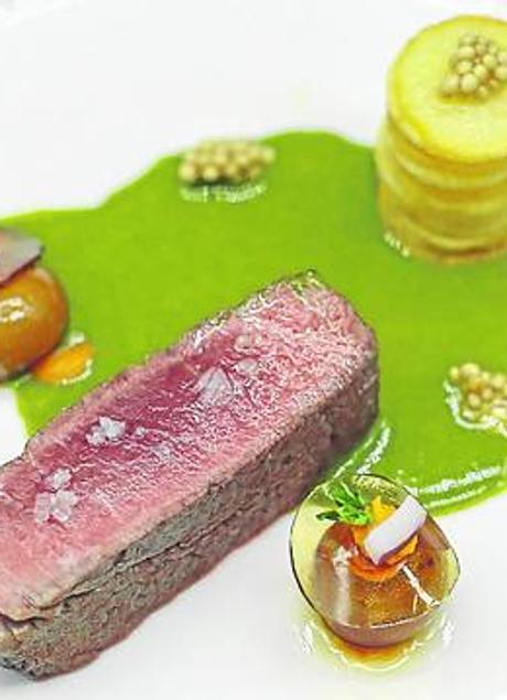 Imagen - Mejor carne. Kevin Menéndez, IESPeñacastillo. Solomillo con bombón de foie glaseado, acompañado de patata confitada sobre salsa de queso.