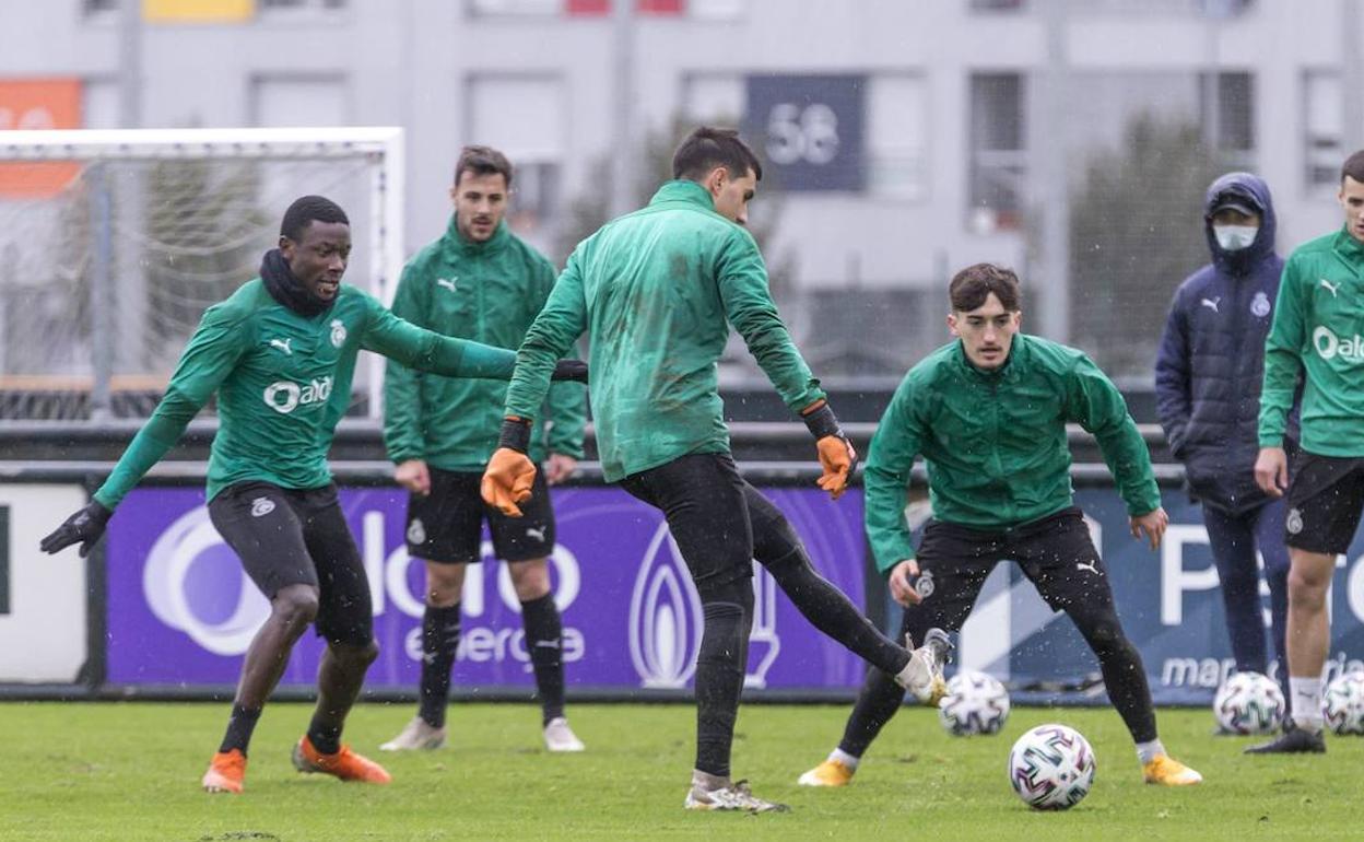 Soko, Traver, Lucas (de espaldas) y Diego Ceballos se ejercitan bajo la lluvia. 