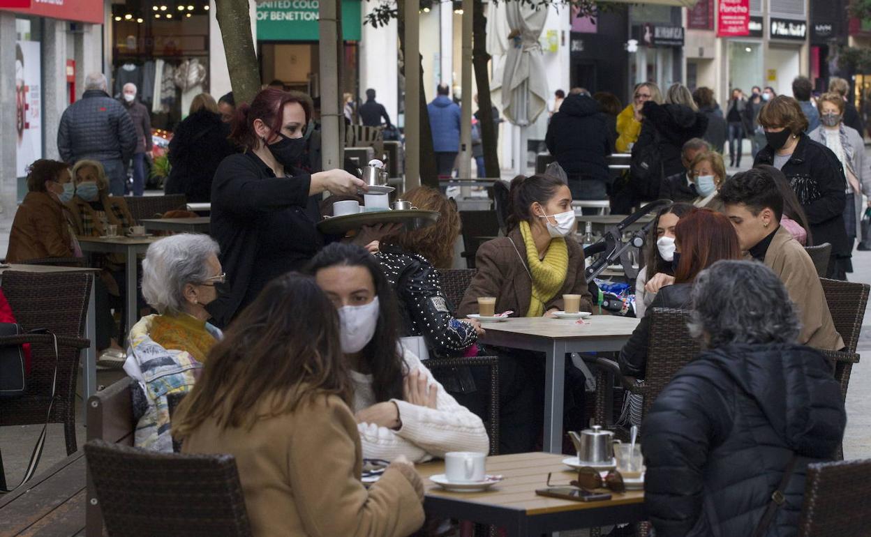 Gente con mascarilla en terrazas de Santander.