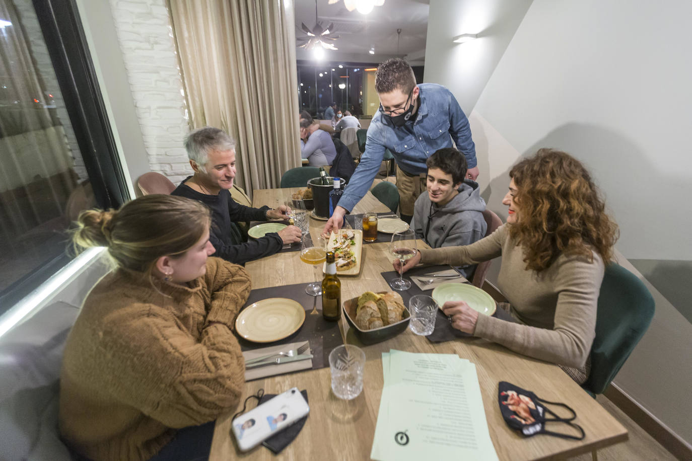 El primer fin de semana con el toque de queda a las 23.00 horas anima la hostelería.