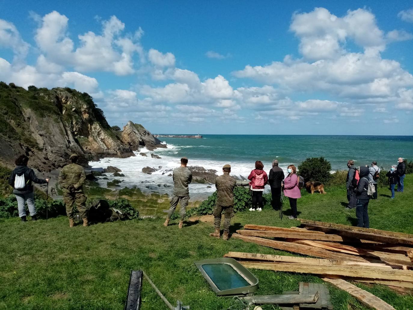 Los soldados retiran partes de los pontones encallados en la cala del Pocillo del Fraile para aligerar la maniobra de retirada de estas estructuras, desprendidas del puerto flotante instalado por el Ejército en unas maniobras desplegadas en Castro Urdiales. Otras piezas han acabado varadas en la playa de Brazomar, generando gran expectación.