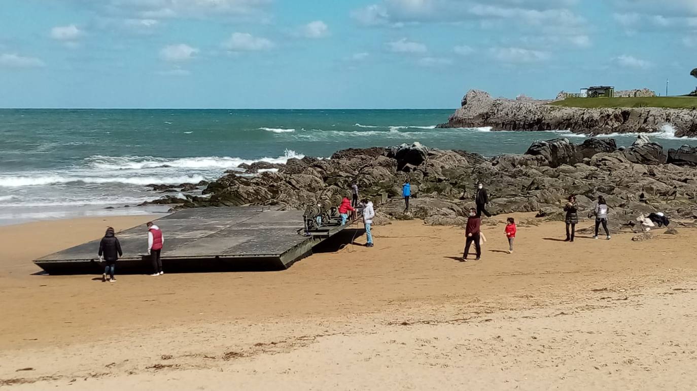 Los soldados retiran partes de los pontones encallados en la cala del Pocillo del Fraile para aligerar la maniobra de retirada de estas estructuras, desprendidas del puerto flotante instalado por el Ejército en unas maniobras desplegadas en Castro Urdiales. Otras piezas han acabado varadas en la playa de Brazomar, generando gran expectación.