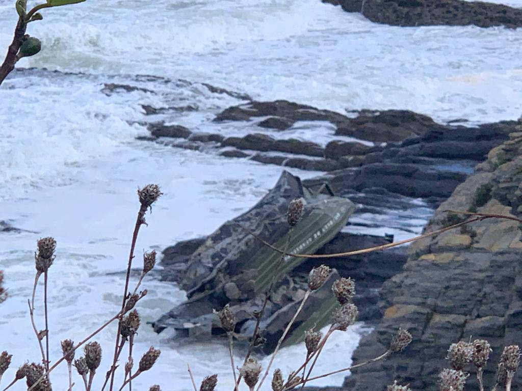 Los soldados retiran partes de los pontones encallados en la cala del Pocillo del Fraile para aligerar la maniobra de retirada de estas estructuras, desprendidas del puerto flotante instalado por el Ejército en unas maniobras desplegadas en Castro Urdiales. Otras piezas han acabado varadas en la playa de Brazomar, generando gran expectación.