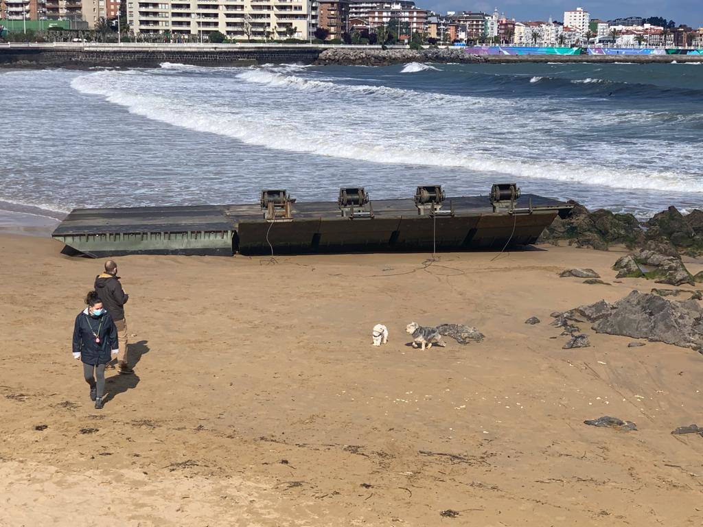 Los soldados retiran partes de los pontones encallados en la cala del Pocillo del Fraile para aligerar la maniobra de retirada de estas estructuras, desprendidas del puerto flotante instalado por el Ejército en unas maniobras desplegadas en Castro Urdiales. Otras piezas han acabado varadas en la playa de Brazomar, generando gran expectación.