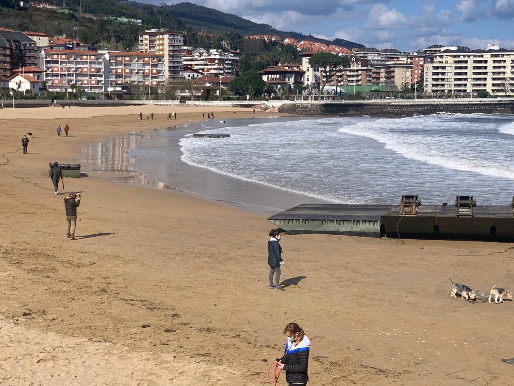 Los soldados retiran partes de los pontones encallados en la cala del Pocillo del Fraile para aligerar la maniobra de retirada de estas estructuras, desprendidas del puerto flotante instalado por el Ejército en unas maniobras desplegadas en Castro Urdiales. Otras piezas han acabado varadas en la playa de Brazomar, generando gran expectación.