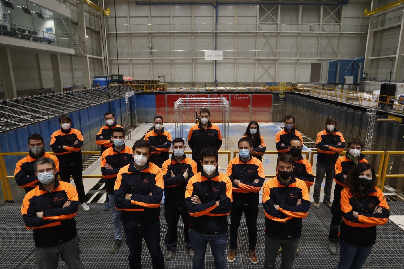 Investigadores y técnicos del Gran Tanque del IHCantabria posan en las instalaciones.