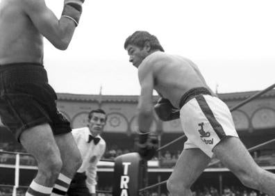 Imagen secundaria 1 - Sala de Rayos X de la Casa Salud Valdecilla (Joaquín Araúna Agenjo, 1945–1955). Abajo, combate por el Campeonato de Europa de los pesos pluma, entre Uco Lastra y Roberto Castañón, en la plaza de toros de Santander (José Luis Araúna González,  1979); y José Luis Araúna González.