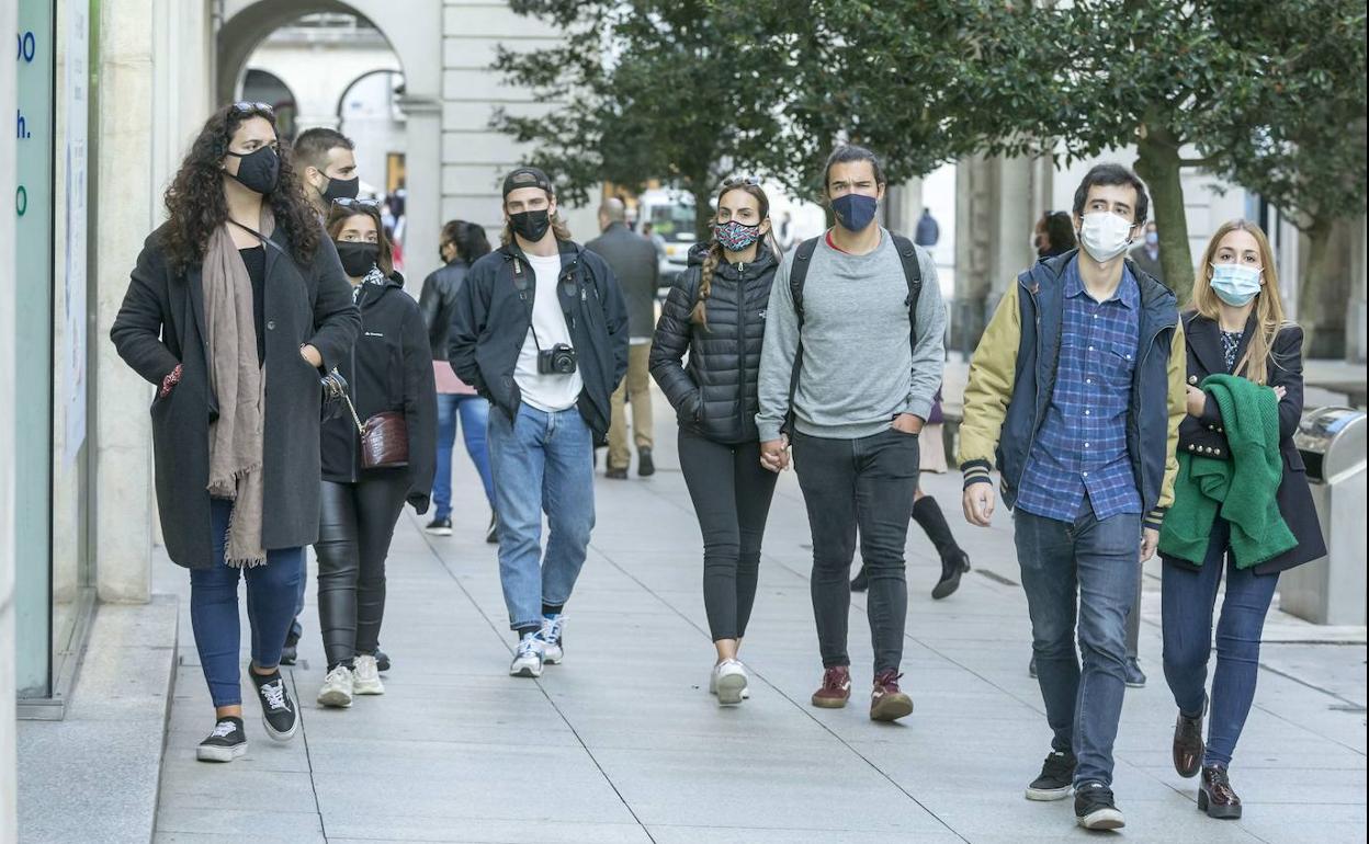 Gente paseando en el centro de Santander.